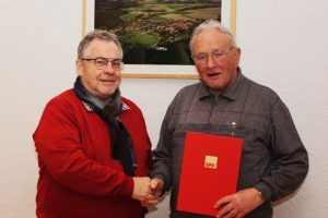 Karl-Heinrich Neuschäfer (links) bei der Übergabe der Ehrenurkunde an Helmuth Baumann.