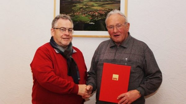 Karl-Heinrich Neuschäfer (links) bei der Übergabe der Ehrenurkunde an Helmuth Baumann.